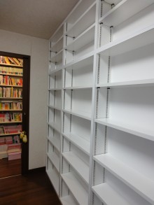 間仕切り本棚の一部をクローゼットに